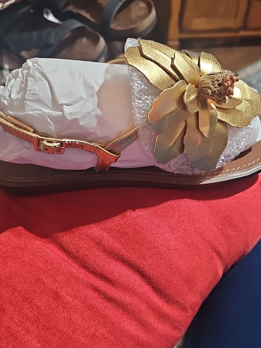 Gold Flower Thong Sandals for Women - Elegant Floral Accent - Picture 4 of 5